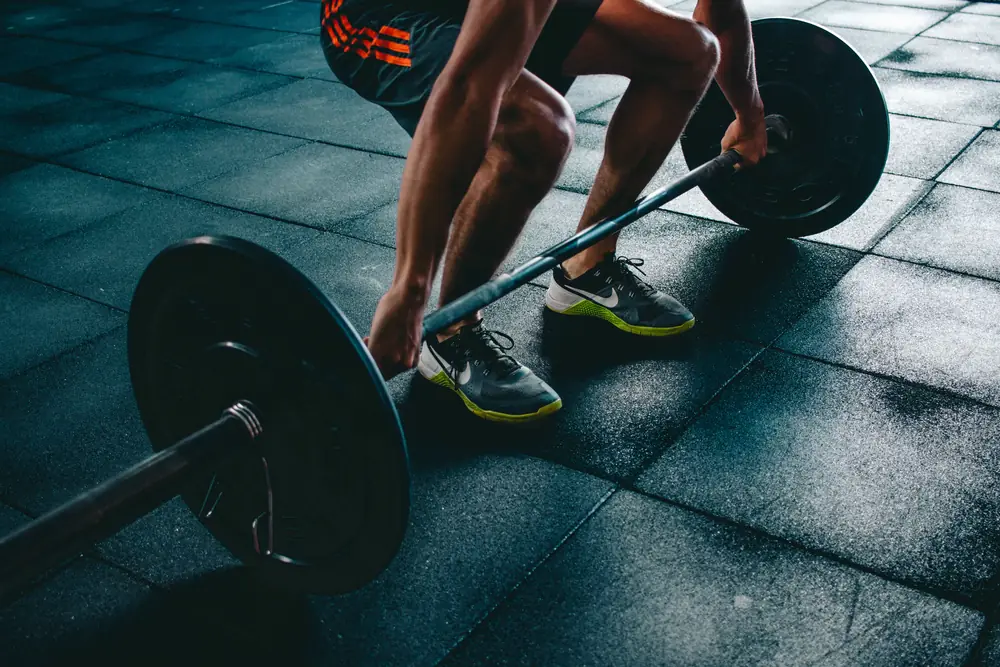 Athlète soulevant une barre de musculation